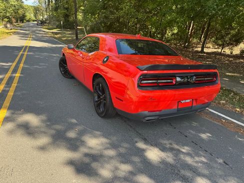 Used 2018 Dodge Challenger SXT w/ Blacktop Package image 10