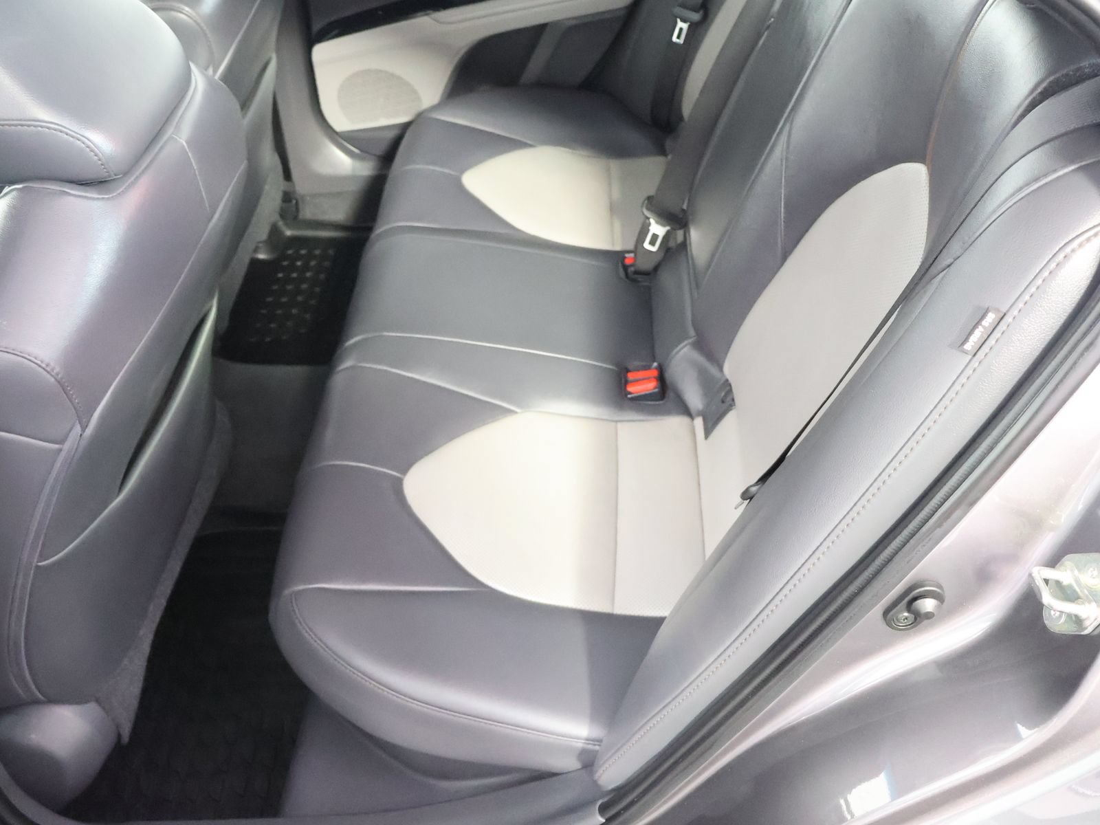 Used 2020 Toyota Camry XLE FWD image 39