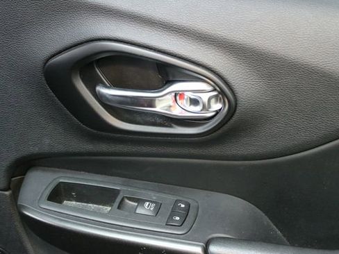 Used 2020 Jeep Cherokee Trailhawk w/ Comfort & Convenience Group image 9