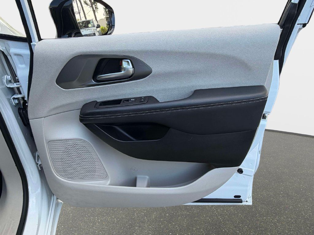 Used 2024 Chrysler Pacifica Touring-L FWD image 8