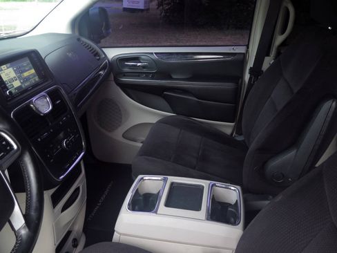 Used 2011 Chrysler Town & Country Touring FWD image 12