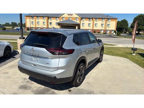 Used 2025 Nissan Rogue SV AWD/4WD image 5