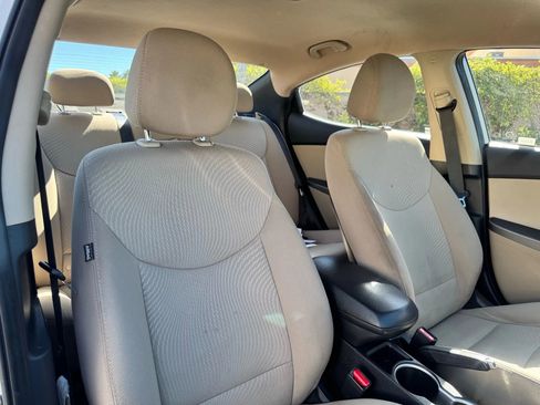 Used 2016 Hyundai Elantra SE image 25