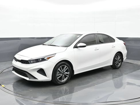 Used 2023 Kia Forte LXS w/ LXS Technology Package FWD image 8
