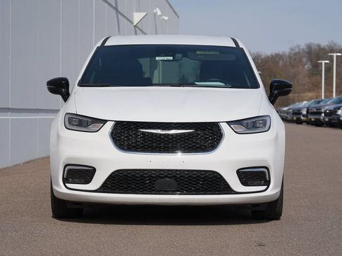 Used 2025 Chrysler Pacifica Select FWD image 8