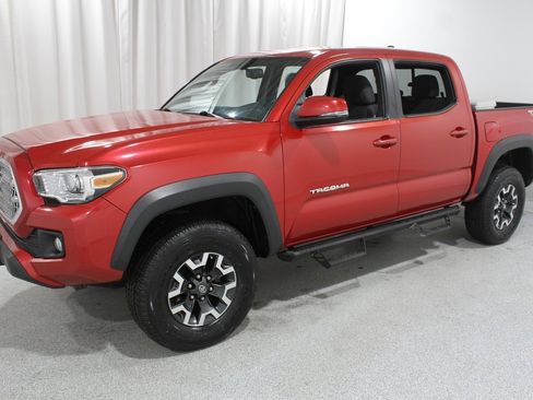 Used 2016 Toyota Tacoma TRD Sport image 3