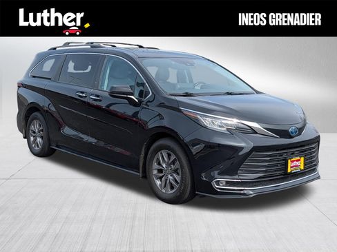 Used 2023 Toyota Sienna XLE image 1