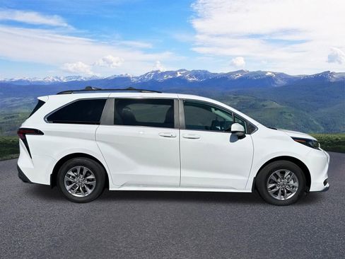 Used 2025 Toyota Sienna LE AWD/4WD image 7