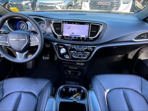 Used 2025 Chrysler Pacifica Select FWD image 7