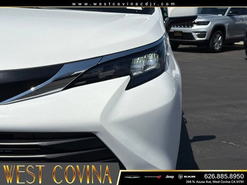 Used 2025 Toyota Sienna LE FWD image 13