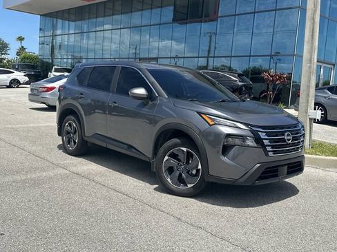 Used 2026 Nissan Rogue SV FWD image 2