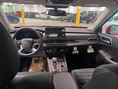 New 2025 Mitsubishi Outlander SE image 16