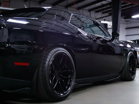 Used 2016 Dodge Challenger R/T image 16