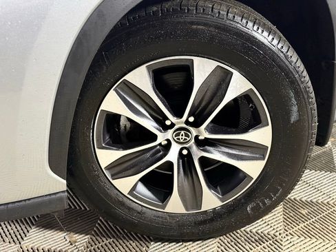 Used 2021 Toyota Highlander XLE AWD/4WD image 2