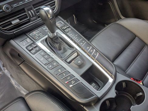 Used 2020 Porsche Macan Turbo image 21