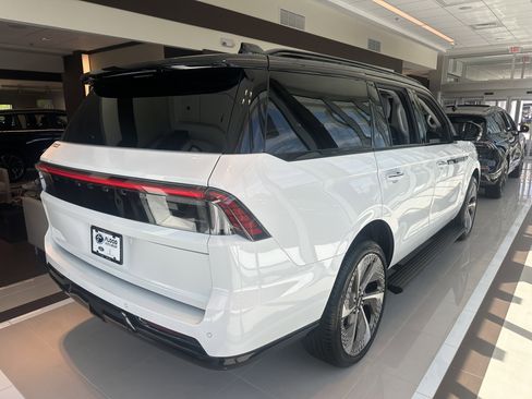 New 2026 Lincoln Navigator Black Label w/ Black Label Special Edition AWD/4WD image 4
