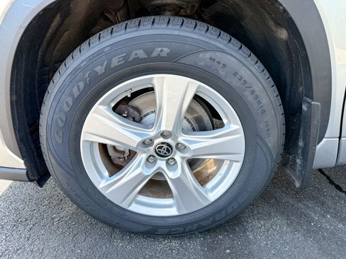 Used 2022 Toyota Highlander LE image 15