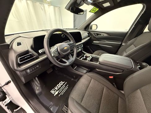 Used 2025 Chevrolet Traverse LT w/ Driver Confidence Package image 11