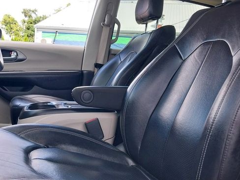 Used 2022 Chrysler Pacifica Touring-L image 19