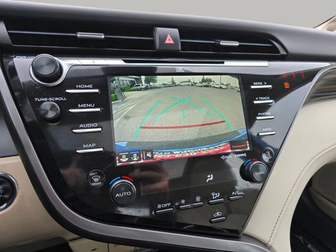 Used 2019 Toyota Camry XLE w/ Navigation Package FWD image 11