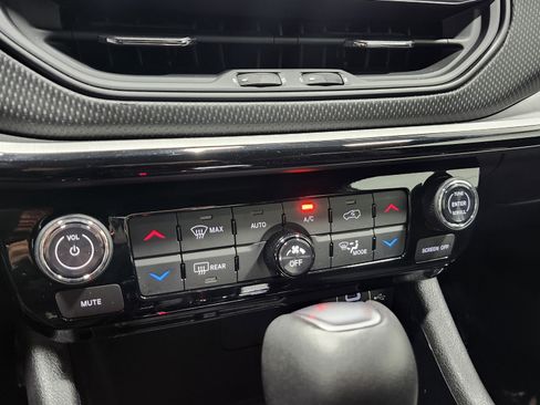 Used 2025 Jeep Compass Trailhawk image 32