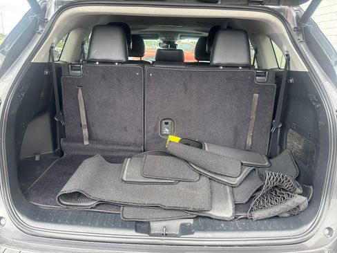 Used 2022 Toyota Highlander XLE FWD image 34
