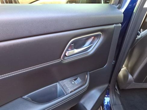 Used 2025 Nissan Rogue Platinum FWD image 6