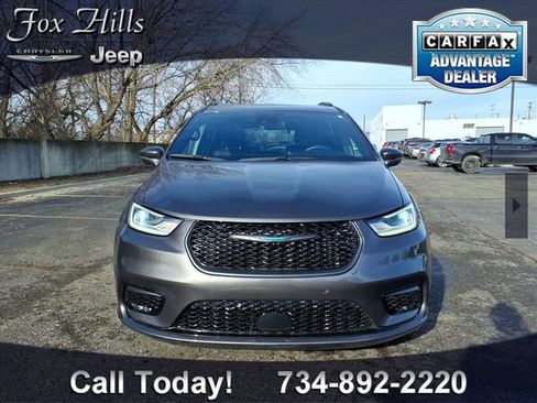 Used 2021 Chrysler Pacifica Limited w/ Uconnect Theater Family Group image 2