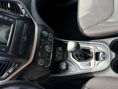 Used 2017 Jeep Cherokee Latitude AWD/4WD image 20
