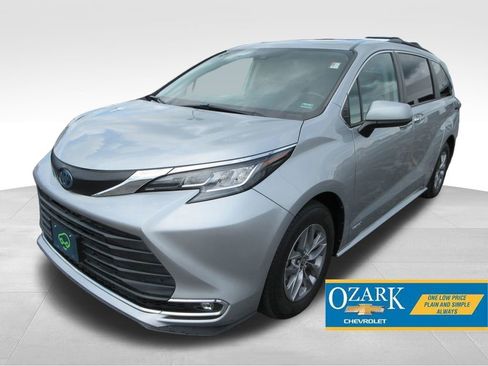 Used 2021 Toyota Sienna XLE FWD image 1