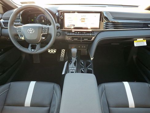 New 2026 Toyota Camry Hybrid FWD image 11