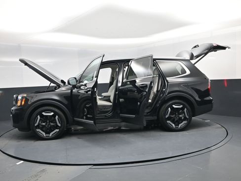 Used 2024 Kia Telluride EX image 3