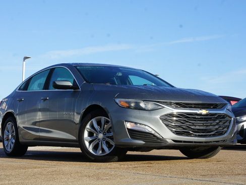 Used 2025 Chevrolet Malibu LT image 2