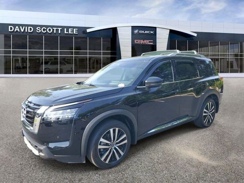 Used 2024 Nissan Pathfinder Platinum FWD image 2