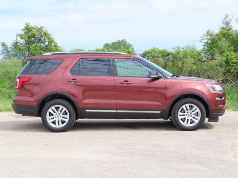 Used 2018 Ford Explorer XLT w/ Equipment Group 201A AWD/4WD image 2