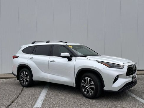 Used 2022 Toyota Highlander XLE AWD/4WD image 9