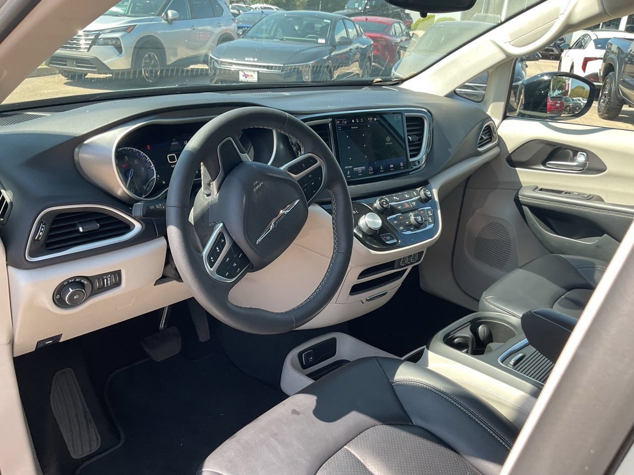 Used 2024 Chrysler Pacifica Touring-L FWD image 10