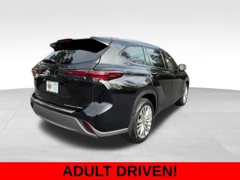 Used 2024 Toyota Highlander Platinum image 3