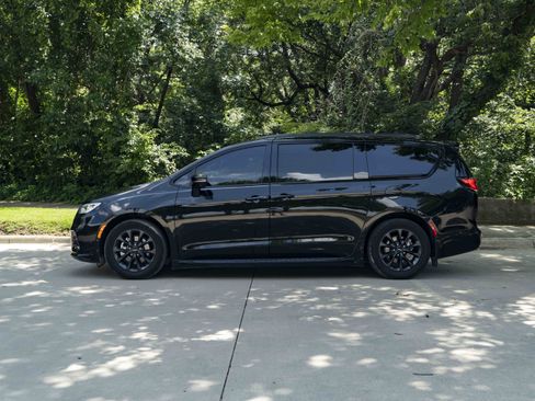 Used 2021 Chrysler Pacifica Touring-L w/ Uconnect Theater Family Group FWD image 6