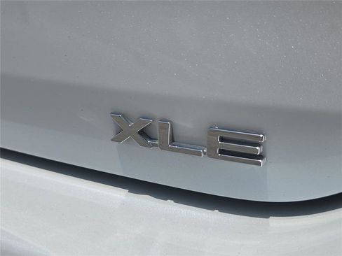 Used 2022 Toyota Highlander XLE FWD image 4