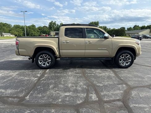 Used 2017 Toyota Tacoma Limited w/ Tow Package AWD/4WD image 9