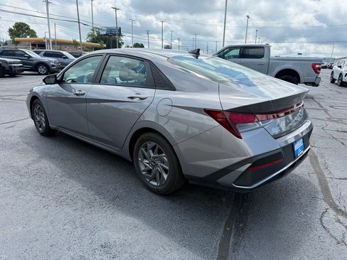 Used 2024 Hyundai Elantra SEL FWD image 8