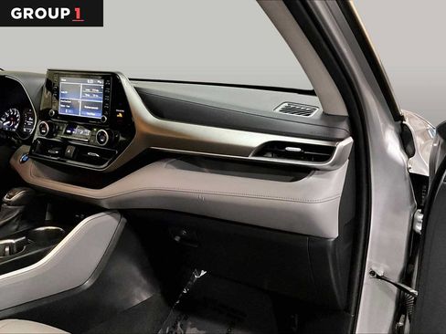 Used 2021 Toyota Highlander XLE AWD/4WD image 19