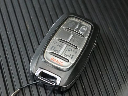 Used 2025 Chrysler Pacifica Limited FWD image 39