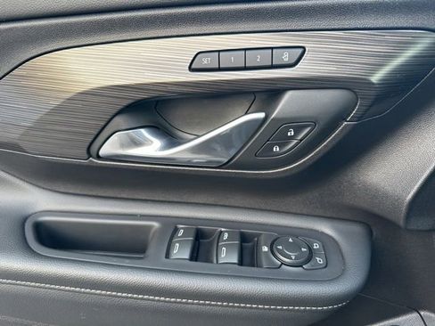 Used 2024 GMC Terrain SLT image 34