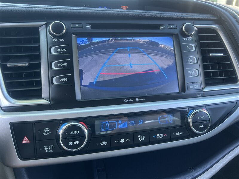 Used 2014 Toyota Highlander XLE FWD image 2