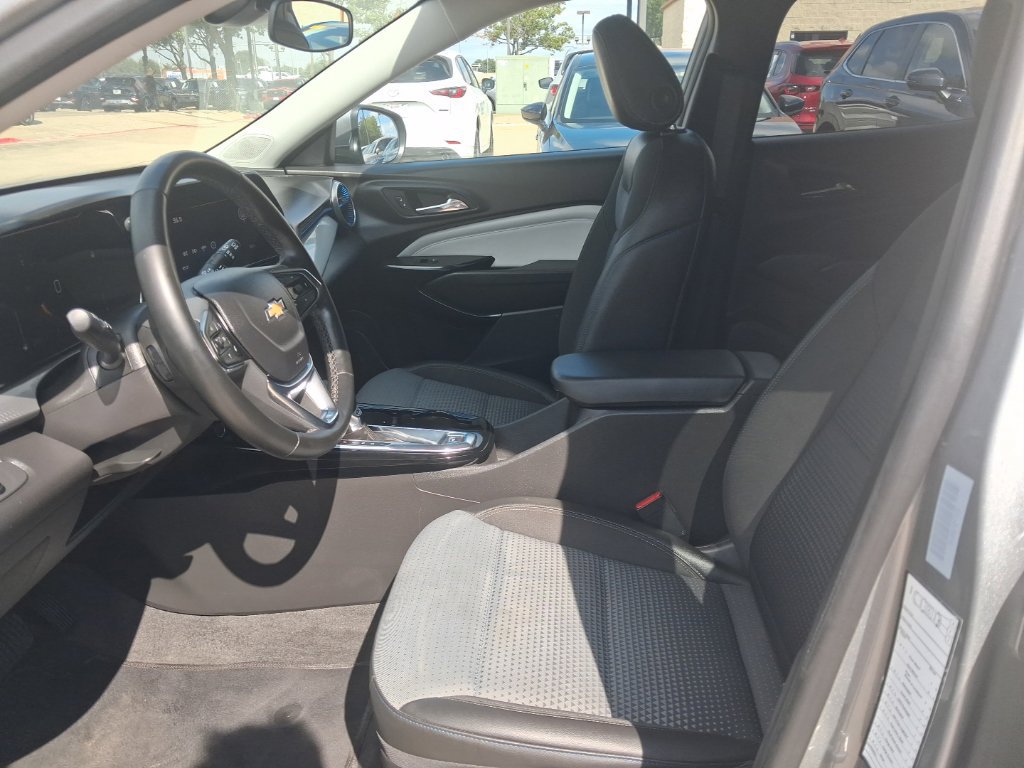 Used 2025 Chevrolet Trax LT w/ LT Convenience Package FWD image 4