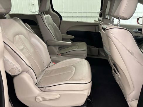 Used 2018 Chrysler Pacifica Limited FWD image 32