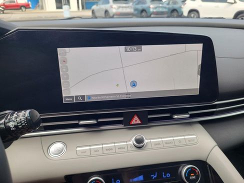 Used 2025 Hyundai Elantra Limited FWD image 17