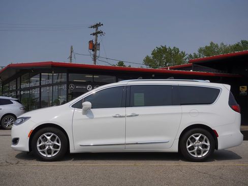Used 2020 Chrysler Pacifica Touring-L Plus w/ Tire & Wheel Group FWD image 4